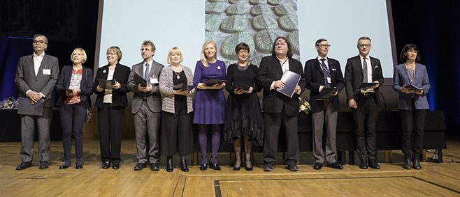 Juhlamitalin saajat Apollonia Symposiumissa 2017 Finlandia-talolla. Kuva: Ismo Henttonen.