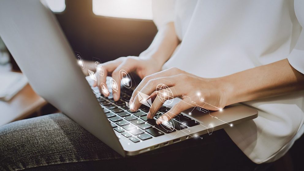 Nainen kirjoittaa tietokoneella