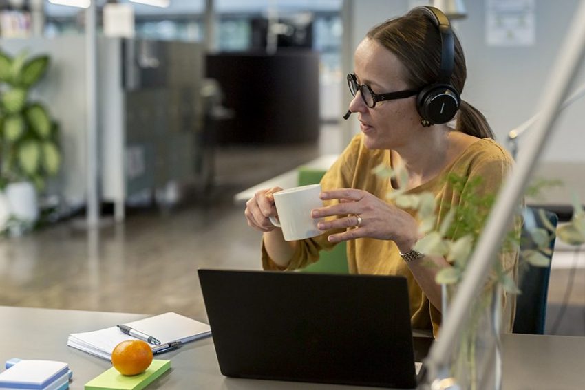 Webinaarisarja hyvinvointialueiden johtotehtävissä toimiville. Nainen osallistumassa.